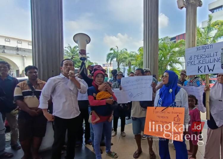 Para PKL Kawasan Industri Wijayakusuma saat menggelar demonstrasi di depan Balai Kota Semarang pada Rabu, 5 Februari 2025. (Syahril Muadz/Lingkarjateng.id)