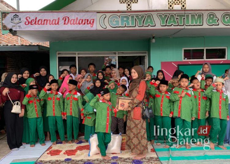 BERBAGI: Kegiatan aksi sosial PMR SMAN 2 Pati di Sekretariat Yayasan Subur Makmur Sejahtera Kabupaten Pati pada Jumat, 21 Maret 2025. (Yayasan SMS/Lingkarjateng.id)