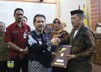 SIMBOLIS: Sekretaris Daerah (Sekda) Kabupaten Jepara Edy Sujatmiko menyerahkan surat keputusan pensiun kepada PNS yang purna tugas per 1 Maret 2025, di Gedung Shima Jepara pada Kamis, 27 Februari 2025. (Tomi Budianto/Lingkarjateng.id)