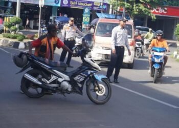 MENERTIBKAN: Petugas Dinas Perhubungan Kota Pekalongan bersama Satlantas Polres Pekalongan Kota menertibkan parkir liar di kawasan Jalan Dr. Cipto Mangunkusumo, Selasa, 11 Maret 2025 sore. (Fahri Alakbar/Lingkarjateng.id)