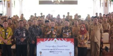 Bupati Pati, Sudewo bersama beberapa pejabat terkait dan Kepala Desa se-Kabupaten Pati foto bersama di Pendopo Kabupaten Pati, Jumat, 7 Maret 2025.(Setyo Nugroho/Lingkarjateng.id)