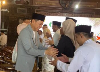 Bupati Kudus, saat bersalam-salaman dengan lapisan masyarakat Kudus, Senin, 31 Maret 2025. (Mohammad Fahtur Rohman/Lingkarjateng.id)