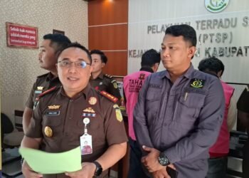 Kepala Kejari Kabupaten Semarang, Ismail Fahmi, bersama jajarannya saat melakukan konferensi pers soal penetapan tersangka dalam kasus penyalahgunaan kredit salah satu bank milik pemerintah di Kantor Kejari Kabupaten Semarang, Kecamatan Ambarawa, pada Senin, 17 Maret 2025. (Hesty Imaniar/Lingkarjateng.id)