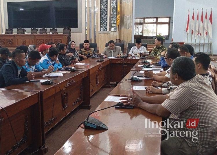 SERIUS: Suasana audiensi antara DPRD Kabupaten Pekalongan, perwakilan buruh PT Panamtex yang dipimpin Ketua PSPSPN Tabi’in, serta perwakilan perusahaan dan Dinas Ketenagakerjaan pada Senin, 17 Maret 2025. (Fahri Akbar/Lingkarjateng.id)