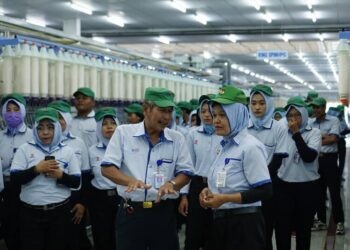 Sejumlah pekerja PT Sari Warna Asli di Kabupaten Kudus. (Instagram/@sariwarnaaslikudus/Lingkarjateng.id)