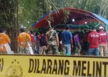 Polres Blora bersama tim Biddokkes Polda Jateng saat melakukan pembongkaran makam (ekshumasi) bapak dan anak yang diduga menjadi korban pembunuhan di TPU Dukuh Wangil, Desa Sambonganyar, Kecamatan Ngawen, Kabupaten Blora, pada Jumat, 28 Februari 2025. (ANTARA/Lingkarjateng.id)
