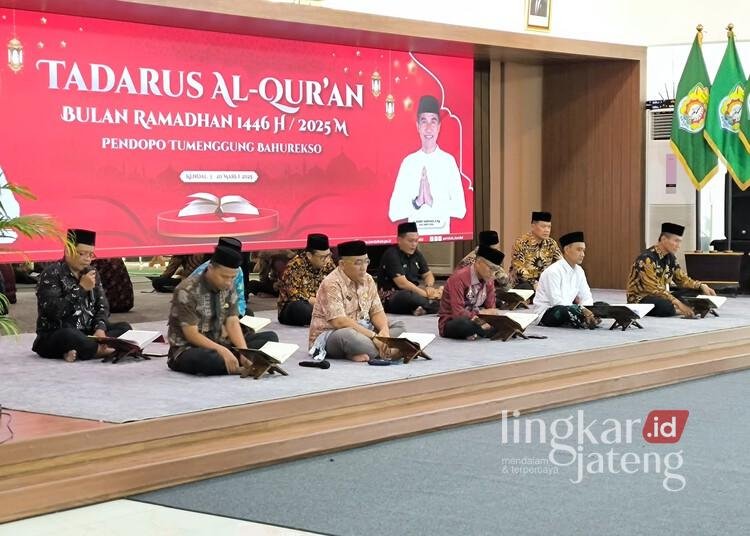 Para pejabat dan ASN Pemerintah Kabupaten Kendal khusyu mengikuti tadarus al-quran di Pendopo Tumenggung Bahurekso Kendal baru-baru ini.(Arvian Maulana/Lingkarjateng.id)