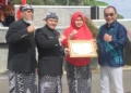 Bupati dan Wakil Bupati Semarang, Ngesti Nugraha dan Nur Arifah, saat menerima penghargaan tertinggi dari LKPP di bidang kebijakan pengadaan barang/jasa usai digelarnya upacara Hari Jadi ke-504 Kabupaten Semarang, di Alun-Alun Bung Karno, Kalirejo, Ungaran Timur, pada Sabtu, 15 Maret 2025. (Dok. Diskominfo Kab. Semarang/Lingkarjateng.id)