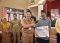 Wali Kota Salatiga, Robby Hernawan, saat menyerahkan bantuan insentif RT, RW, dan LPMK di Kecamatan Sidorejo, Kota Salatiga, pada Senin, 10 Maret 2025. (Dok. Prokompim Setda Salatiga/Lingkarjateng.id)