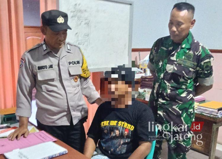 DIPERIKSA: Petugas Polsek Weleri memeriksa pengamen atas Muh Agus Burhannudin (29) yang melakukan kekerasan terhadap pengemis pada Senin, 3 Maret 2025. (Polsek Kendal/Lingkarjateng.id)