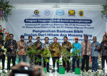 Direktur Utama PT Jasa Marga, Subakti Syukur, bersama Bupati Pati, Sudewo, dan wakilnya Risma Ardhi Chandra menyalurkan bantuan bibit durian musang king dan duri hitam kepada kelompok tani di Kecamatan Gunungwungkal, Kabupaten Pati, pada Jumat, 7 Maret 2025. (Setyo Nugroho/Lingkarjateng.id)