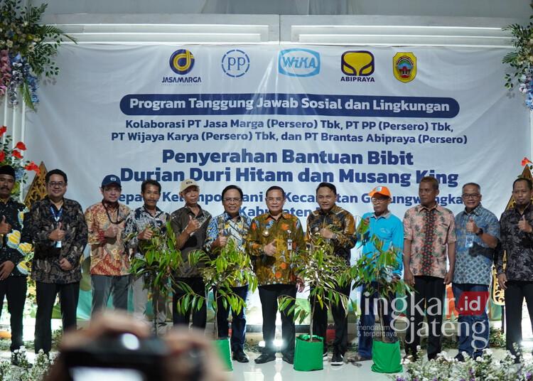 Dapat Bantuan Bibit dari BUMN, Pati Bakal Jadi Penghasil Durian Musang King dan Duri Hitam 25 Direktur Utama PT Jasa Marga, Subakti Syukur, bersama Bupati Pati, Sudewo, dan wakilnya Risma Ardhi Chandra menyalurkan bantuan bibit durian musang king dan duri hitam kepada kelompok tani di Kecamatan Gunungwungkal, Kabupaten Pati, pada Jumat, 7 Maret 2025. (Setyo Nugroho/Lingkarjateng.id)