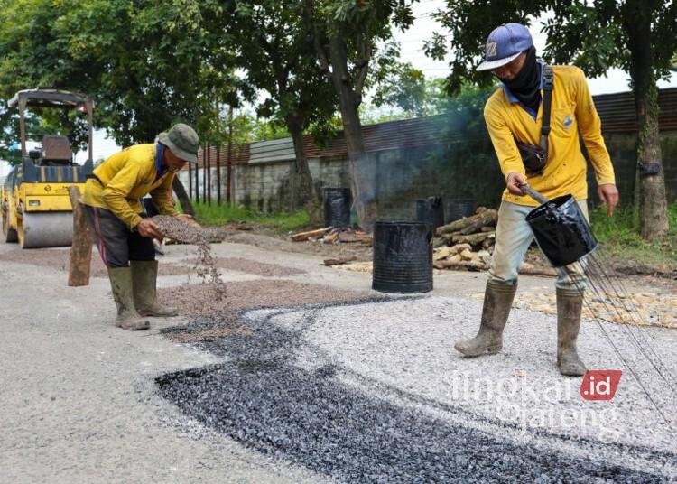 Perbaikan jalan provinsi di wilayah Kabupaten Blora, Jawa Tengah. (ANTARA/Lingkarjateng.id)