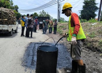 Bupati dan Wakil Bupati Kendal, Dyah Kartika Permanasari dan Benny Karnadi, didampingi Kepala DPUPR Kendal saat meninjau perbaikan jalan di Kecamatan Kaliwungu, Kabupaten Kendal, pada Selasa, 18 Maret 2025. (Arvian Maulana/Lingkarjateng.id)