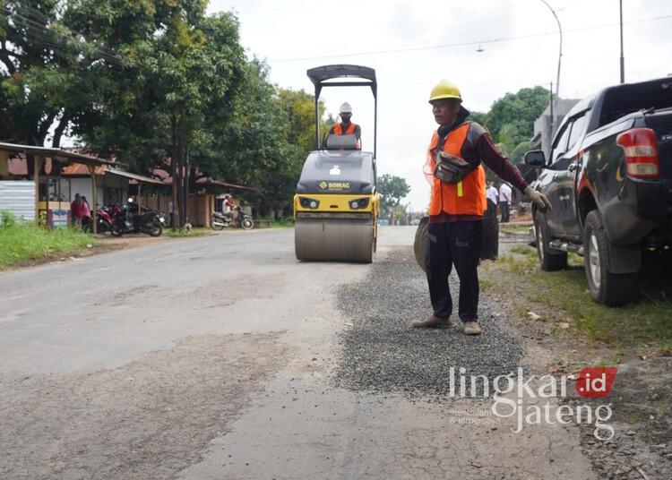 Perbaikan Jalan Provinsi di Jepara Dikucur Rp 30 Miliar dari Pemprov Jateng 25 Pekerja sedang menambal jalan rusak di Kabupaten Jepara. (Tomi Budianto/Lingkarjateng.id)