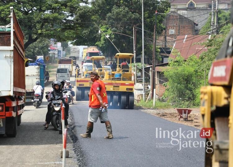 Para pekerja sedang mengerjakan perbaikan Jalan Jepara-Keling. (Muhammad Aminudin/Lingkarjateng.id)