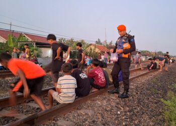 Petugas PT KAI saat membubarkan anak-anak yang sedang ngabuburit di rel kereta api. (Dok. KAI Daop 4 Semarang/Lingkarjateng.id)