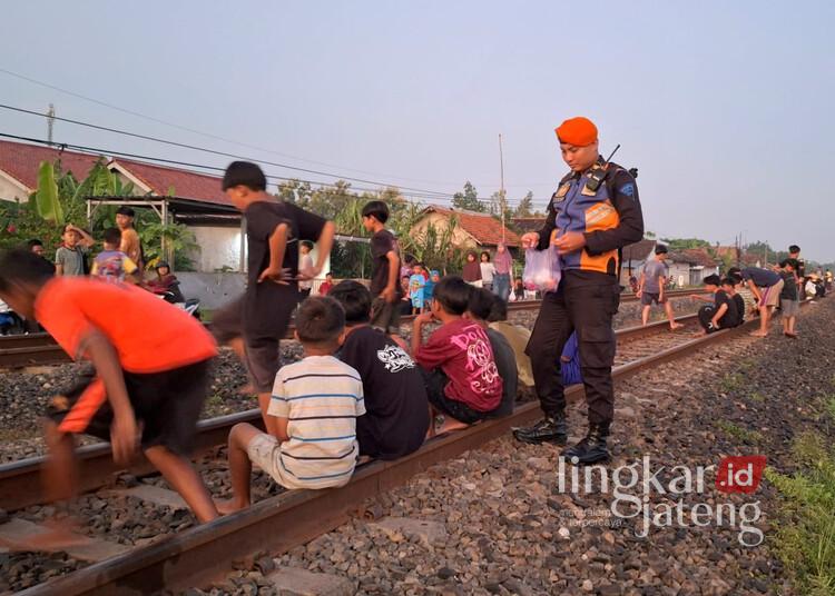 Petugas PT KAI saat membubarkan anak-anak yang sedang ngabuburit di rel kereta api. (Dok. KAI Daop 4 Semarang/Lingkarjateng.id)