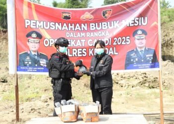 Satuan Reserse Kriminal (Satreskrim) Polres Kendal bersama tim dari Satuan Brimob Polda Jawa Tengah menunjukkan barang bukti bubum mesiu sebelum dimusnahkan pada Rabu, 12 Maret 2025. (Dok. HMS/Lingkarjateng.id)