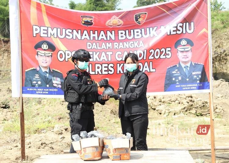 Satuan Reserse Kriminal (Satreskrim) Polres Kendal bersama tim dari Satuan Brimob Polda Jawa Tengah menunjukkan barang bukti bubum mesiu sebelum dimusnahkan pada Rabu, 12 Maret 2025. (Dok. HMS/Lingkarjateng.id)