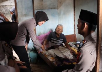Jajaran Polres Kendal saat mengunjungi Kapten (Purn) Supardi, veteran pejuang Brimob Polri, di Desa Krajan Kulon, Kecamatan Kaliwungu, Kabupaten Kendal, pada Minggu, 2 Maret 2025. (Dok. Polres Kendal/Lingkarjateng.id)