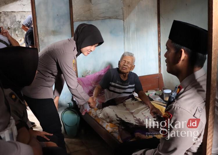 Momen Ramadhan, Polres Kendal Silaturahmi ke Veteran Brimob Polri Berusia 93 Tahun 25 Jajaran Polres Kendal saat mengunjungi Kapten (Purn) Supardi, veteran pejuang Brimob Polri, di Desa Krajan Kulon, Kecamatan Kaliwungu, Kabupaten Kendal, pada Minggu, 2 Maret 2025. (Dok. Polres Kendal/Lingkarjateng.id)