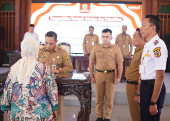 Bupati Pati, Sudewo, menandatangani Surat Pengambilan Sumpah Jabatan dan Pelantikan Direktur UPT RSUD RAA Soewondo Pati dan Penyerahan SK Dewan Pengawas UPT RSUD RAA Soewondo Pati di hadapan Direktur UPT RSUD RAA Soewondo Pati, Rini Susilowati; Kepala Dinas Dishub Pati, Teguh Widyatmoko; dan Kepala Dinas DPMPTSP Pati, Riyoso; di Pendopo Kabupaten Pati pada Senin, 3 Maret 2025. (Setyo Nugroho/Lingkarjateng.id)