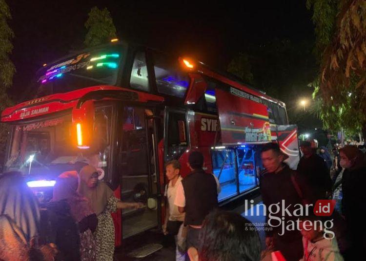 RAMAI: Peserta mudik gratis tiba di Pendopo Kabupaten Demak, Rabu, 26 Maret 2025. (M. Burhanuddin Aslam/Lingkarjateng.id)