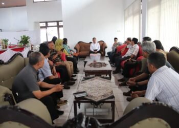 Suasana rapat kerja terkait penanganan pascabencana yang dipimpin Ketua DPRD Kabupaten Pekalongan di ruang rapat paripurna dewan setempat pada Selasa, 4 Maret 2025. (Fahri Akbar/Lingkarjateng.id)