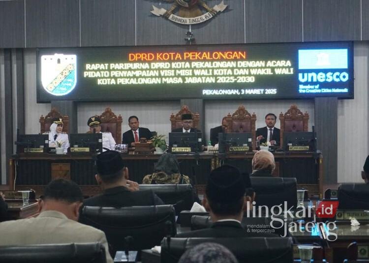 Rapat paripurna DPRD Kota Pekalongan dengan agenda penyampaian visi dan misi Wali Kota-Wakil Wali Kota Pekalongan periode 2025-2030 pada Senin, 3 Maret 2025. (Fahri Akbar/Lingkarjateng.id)