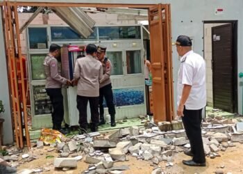 Petugas kepolisian membantu mengevakuasi aset dari rumah warga yang terdampak puting beliung di Kecamatan Tayu, Kabupaten Pati, pada Rabu, 12 Maret 2025. (Setyo Nugroho/Lingkarjateng.id)