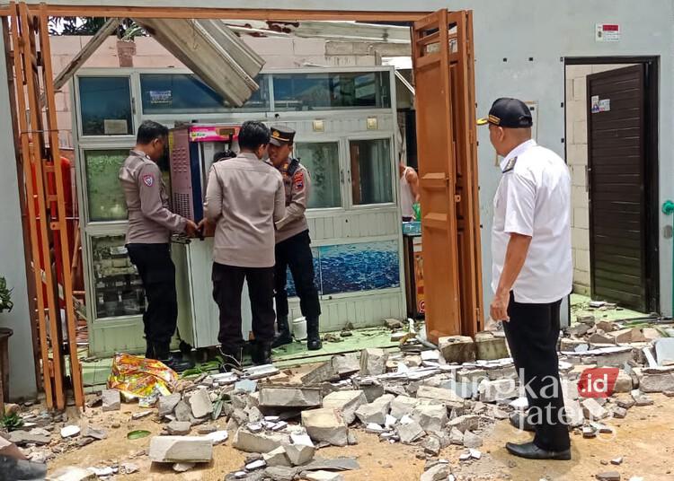 Petugas kepolisian membantu mengevakuasi aset dari rumah warga yang terdampak puting beliung di Kecamatan Tayu, Kabupaten Pati, pada Rabu, 12 Maret 2025. (Setyo Nugroho/Lingkarjateng.id)