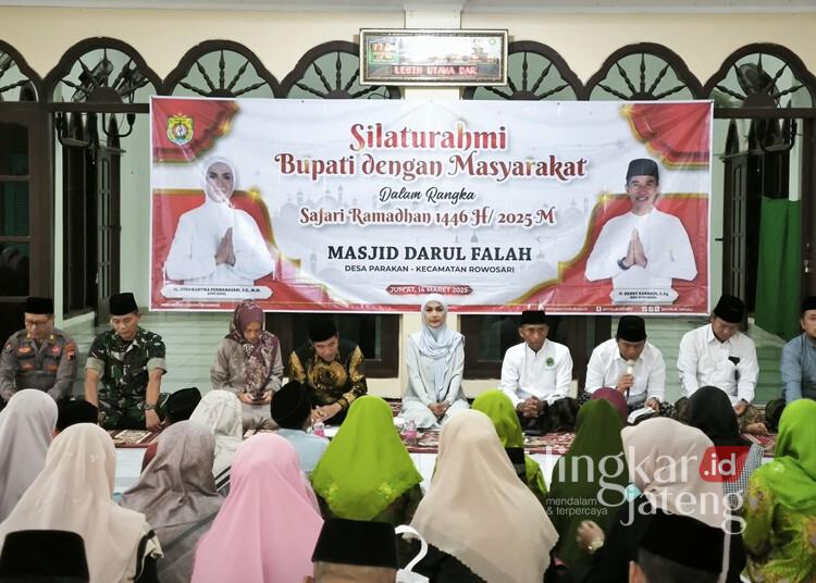 Bupati dan Wakil Bupati Kendal, Dyah Kartika Permanasari dan Benny Karnadi, saat menghadiri kegiatan safari Ramadhan di Desa Parakan, Kecamatan Rowosari, Kabupaten Kendal, pada Jumat, 14 Maret 2025. (Arvian Maulana/Lingkarjateng.id)