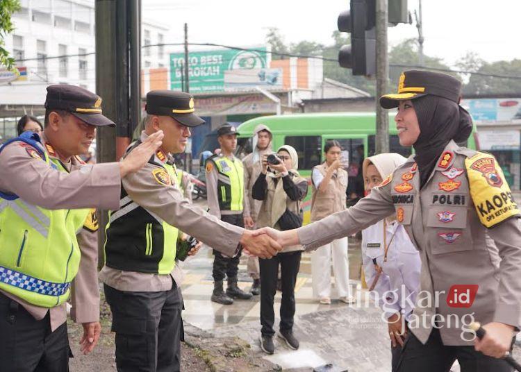 Kapolres Salatiga AKBP Veronica menyalami petugas yang berjaga di pos pelayanan di Tingkir, Rabu sore, 26 Maret 2025. (Dok. Prokompim Setda Salatiga/Lingkarjateng.id)
