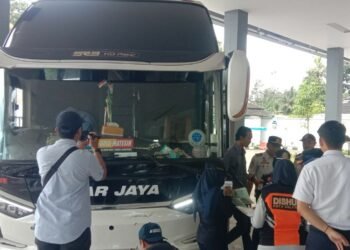 Petugas tim gabungan dari Dishub, Satlantas Polres Salatiga dan Terminal Tipe A Tingkir memeriksa administrasi dan kelaikan bus AKAP di Terminal Tipe A Tingkir, Salatiga, Selasa, 18 Maret 2025. (Angga Rosa/Lingkarjateng.id)