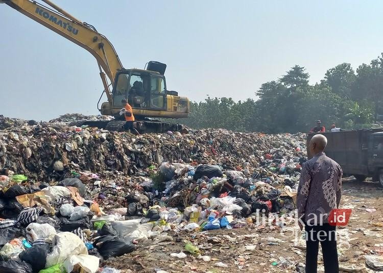 Kondisi tumpukan sampah di TPA Darupono, Kabupaten Kendal. (Arvian Maulana/Lingkarjateng.id)