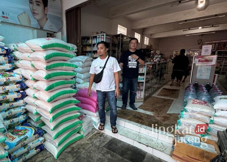 Stok Cukup, Harga Bahan Pokok Penting di Kendal Stabil 25 Tim Satgas Pangan Polres Kendal saat melaksanakan monitoring bapokting di Pasar Kendal baru-baru ini. (Dok. Polres Kendal/Lingkarjateng.id)