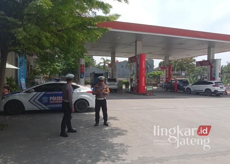 Petugas Satlantas Polres Grobogan saat meninjau salah satu lokasi yang akan digunakan sebagai rest area mudik lebaran 2025, Sabtu, 22 Maret 2025. (Ahmad Abror/Lingkarjateng.id)