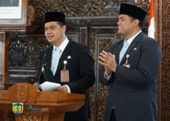 Bupati dan Wakil Bupati Jepara, Witiarso Utomo dan Muhammad Ibnu Hajar, memberikan sambutan usai serah terima jabatan di Pendopo Kartini pada Senin, 3 Maret 2025. (Tomi Budianto/Lingkarjateng.id)