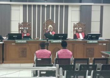 DP dan FSA dihadirkan dalam sidang pembacaan putusan atas perkara dugaan tindak pidana korupsi pembangunan gedung di SDN 2 Sumurgede, Grobogan, yang berlangsung di Pengadilan Negeri Semarang pada Rabu, 19 Maret 2025. (Dok. Kejari Grobogan/Lingkarjateng.id)