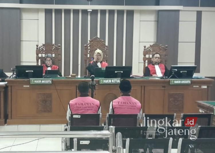 DP dan FSA dihadirkan dalam sidang pembacaan putusan atas perkara dugaan tindak pidana korupsi pembangunan gedung di SDN 2 Sumurgede, Grobogan, yang berlangsung di Pengadilan Negeri Semarang pada Rabu, 19 Maret 2025. (Dok. Kejari Grobogan/Lingkarjateng.id)