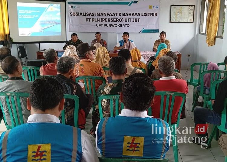 PLN UIT JBT UPT Purwokerto menggelar sosialisasi manfaat dan bahaya listrik di Aula Kelurahan Kuripan Yosorejo, Pekalongan Selatan, Kota Pekalongan, pada Senin, 10 Maret 2025. (Fahri Akbar/Lingkarjateng.id)