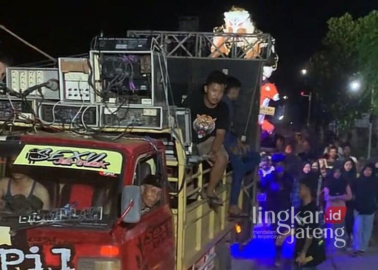 Takbir keliling menggunakan sound horeg dalam perayaan Idul Fitri di Kabupaten Demak tahun lalu. (M. Burhanuddin Aslam/Lingkarjateng.id)