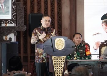 Bupati Pati, Sudewo, saat memberi sambutan dalam kegiatan pengarahan Bupati Pati tentang penyesuaian pendapatan dan efisiensi anggaran dalam APBD tahun anggaran 2025 di Pendopo Kabupaten Pati pada Kamis, 13 Maret 2025. (Dok. HMS/Lingkarjateng.id)