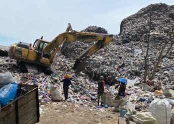 Sejumlah warga sedang mengais sampah di TPA Kota Pekalongan yang overload. (Fahri Akbar/Lingkarjateng.id)