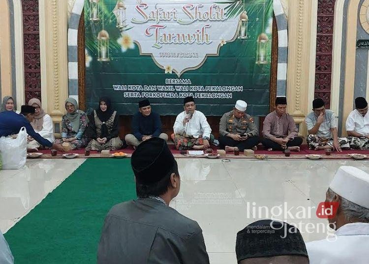 BERDIALOG: Wali Kota Pekalongan, A Afzan Arslan Djunaid, berdialog dengan warga Kelurahan Kuripan Kertoharjo dalam Safari Tarling Perdana di Masjid Darul Hikmah, Pekalongan Selatan, Senin, 10 Maret 2025. (Fahri Alakbar/Lingkarjateng.id)