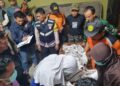 Tim medis Puskesmas Kayen melakukan pemeriksaan terhadap korban bocah 6 tahun yang tewas usai terseret arus Sungai Cangaan, Kayen, Pati, Senin malam (3/3). (Setyo Nugroho/Lingkarjateng.id)