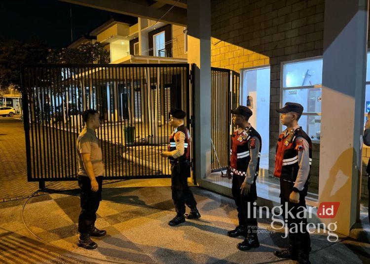 Antisipasi Kejahatan saat Lebaran, Rumah Kosong di Pekalongan Intensif Dijaga 25 Personel Polres Pekalongan Kota melakukan patroli di kawasan pemukiman guna memastikan keamanan rumah warga selama musim mudik Lebaran 2025. (Fahri Akbar/Lingkarjateng.id)