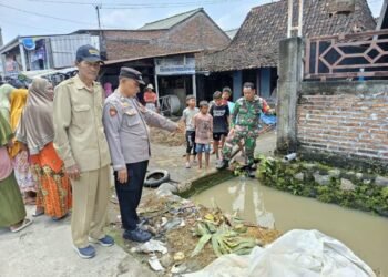 Sejumlah warga dan TNI-Polri saat menunjuk lokasi kejadian seorang balita terpeleset, Selasa, 4 Maret 2025. (M. Burhanudin Aslam/Lingkarjateng.id)