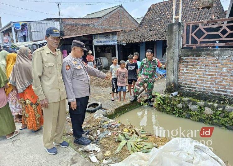 Sejumlah warga dan TNI-Polri saat menunjuk lokasi kejadian seorang balita terpeleset, Selasa, 4 Maret 2025. (M. Burhanudin Aslam/Lingkarjateng.id)